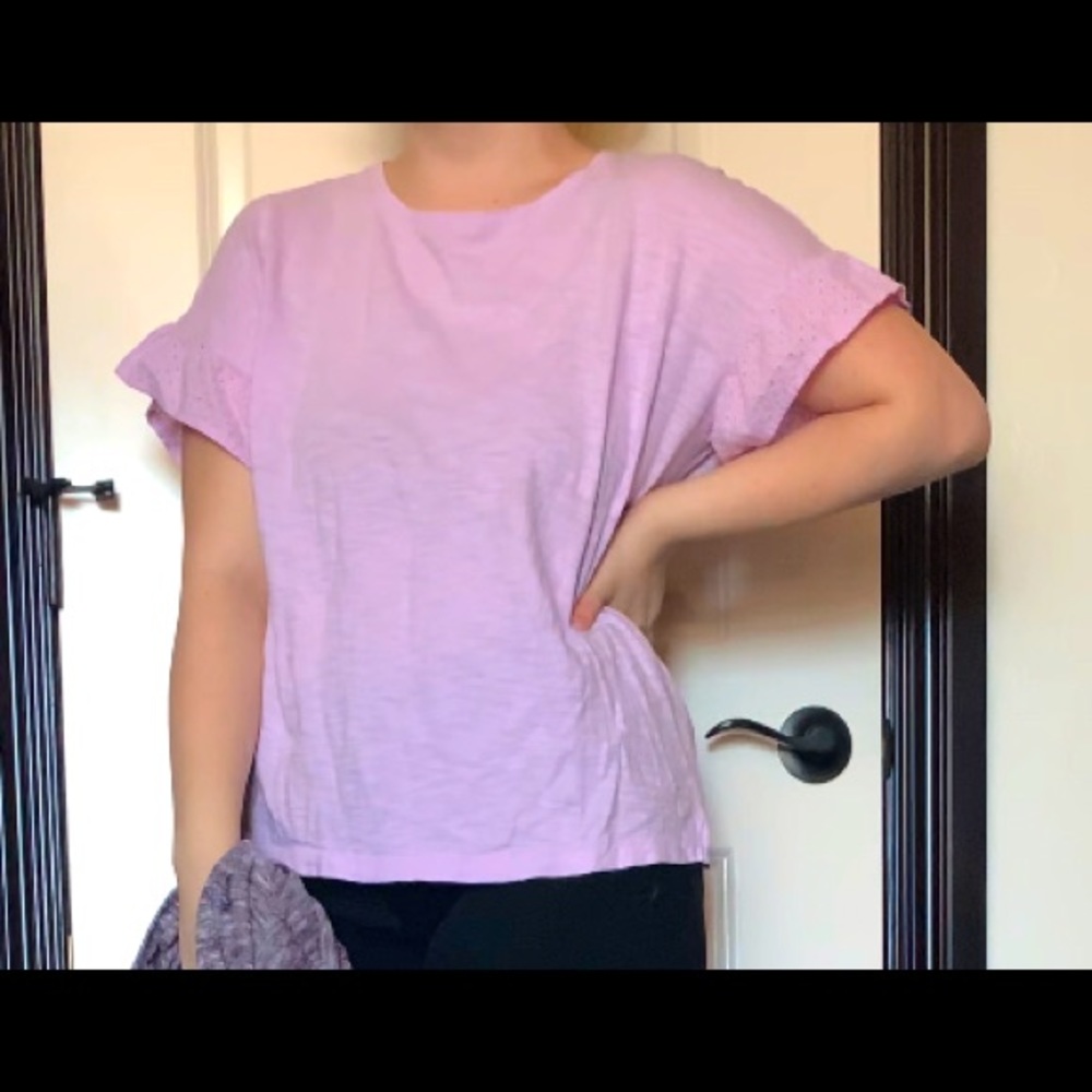 💝Old navy t-shirt with detailed sleeves!